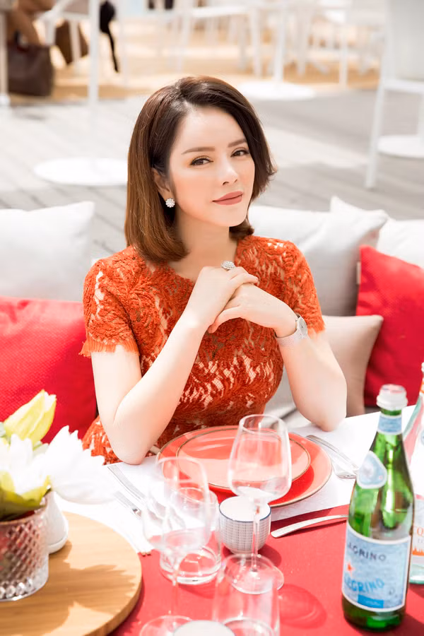 Người đẹp khéo léo khoe chiếc nhẫn kim cương đắt giá. Ảnh: Báo đất việt.