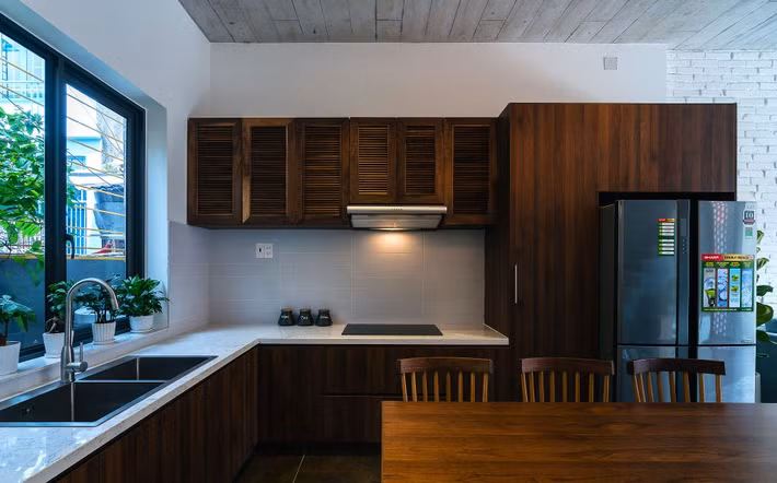 Phía sau bếp mở cửa tối đa tạo tầm nhìn ra khung cảnh bên ngoài.