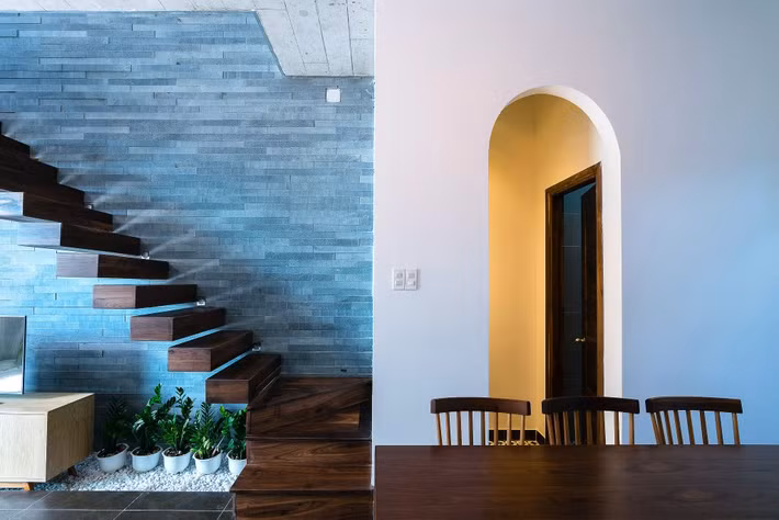 Cầu thang gỗ không tay vịn vừa chắc chắn, vừa tạo điểm nhấn cho ngôi nhà.