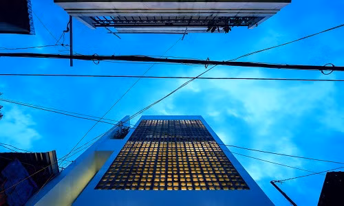 Để che nắng và giảm bức xạ nhiệt vào bên trong ngôi nhà, kiến trúc sư sử dụng gạch bông gió đặc trưng ở mặt tiền.