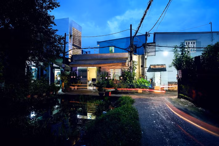 Nằm sâu trong một con hẻm nhỏ tại quận Gò Vấp, TP HCM, căn nhà 3 tầng quay về hướng Đông là một bất lợi cho nhóm thiết kế.