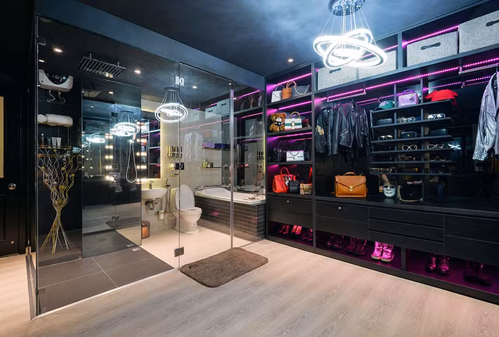 Bên cạnh đó, căn hộ 5 tỷ của nhạc sĩ Lương Bằng Quang còn gây ấn tượng với nhiều người khi sở hữu nhiều thiết bị điện, công nghệ thông minh. Tất cả trang thiết bị đều được điều khiển bằng cảm ứng hay từ xa thông qua ứng dụng cài trên điện thoại, máy tính bảng. Về ý tưởng này, Quang cho hay bản thân là người đam mê công nghệ, yêu thích cái mới nên sẵn sàng chi mạnh để sở hữu các thiết bị điện thông minh trong ngôi nhà.