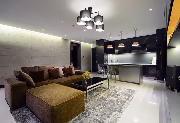 Giọng ca "Chính em" tiết lộ nếu không tính vật dụng nội thất và các thiết bị điện tử, căn hộ có giá trị khoảng 4,5 tỷ đồng. Cộng thêm công thiết kế, quản lý và cải tạo, “chốn đi về” của Lương Bằng Quang có mức 5 tỷ đồng.