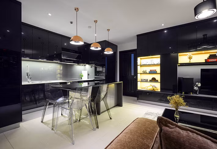 Căn hộ được thiết kế theo phong cách hiện đại, sử dụng các tông màu tương phản, tạo cảm giác tinh tế nhưng không kém phần sang trọng. Không gian sống của nam nhạc sĩ có tổng diện tích 150m2, gồm 2 phòng ngủ và 1 phòng thu âm lớn. Lương Bằng Quang đã sinh sống được hơn 1 năm tại căn hộ này.