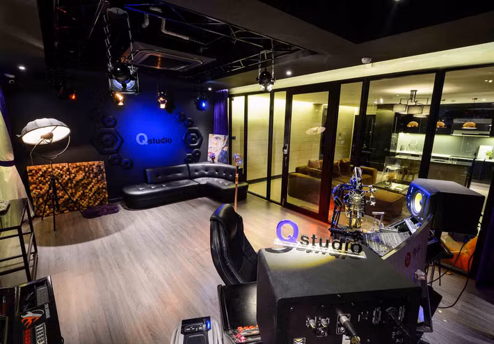 Vì sống một mình nên ca sĩ Lương Bằng Quang rất ít nấu ăn ở nhà. Người giúp việc chỉ đến vào cuối tuần để lau dọn, sắp xếp lại các vật dụng. Về công việc sắp tới, Lương Bằng Quang cho biết đang thực hiện khoá học từ xa mang tên "Học hát nhanh và đơn giản" từ giáo trình “Âm nhạc tư duy” do chính anh biên soạn. Các bài giảng được quay video, người học có thể linh hoạt tập luyện bất cứ khi nào và phù hợp với mọi lứa tuổi.