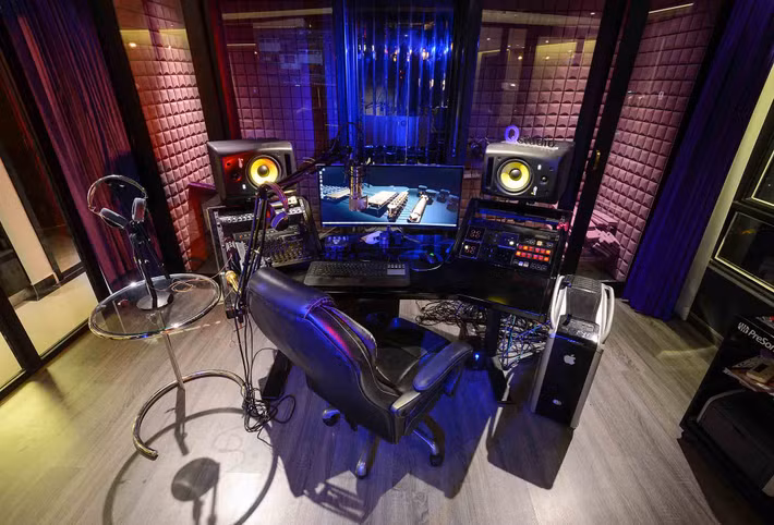 Việc xây phòng thu tại gia giúp Lương Bằng Quang tiết kiệm được nhiều thời gian đi lại và đáp ứng được công việc cho khách hàng một cách nhanh nhất. Tuy nhiên, nhạc sĩ 35 tuổi thừa nhận việc đầu tư gặp không ít tốn kém. “Điểm lợi là tôi có thể tự do thiết kế phòng thu theo sở thích, cá tính. Song phần chi phí thì khá tốn vì phải đầu tư nhiều máy móc chuyên dụng. Nếu tôi chọn phòng thu bên ngoài hay công ty thì có thể tiết kiệm rất nhiều. Vì vậy, việc gì cũng có hai mặt tích cực và hạn chế”.