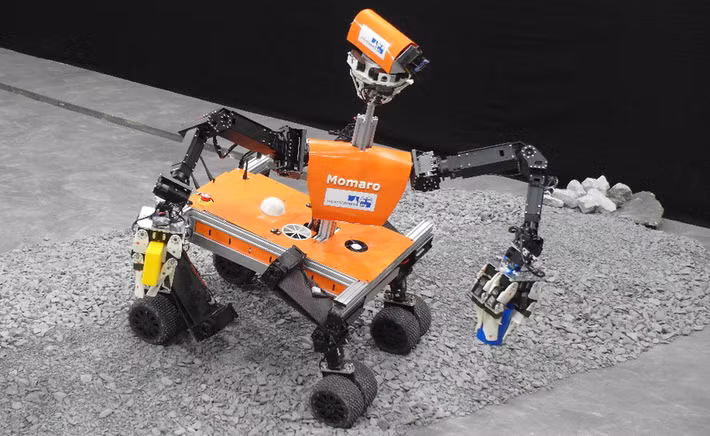 Robot Momaro do đại học Bonn nước Đức phát triển có khả năng di chuyển trên những địa hình phức tạp. Mỗi cánh tay robot có bốn ngón tay, linh hoạt trong việc giữ đồ vật. Ảnh: ResearchGate.
