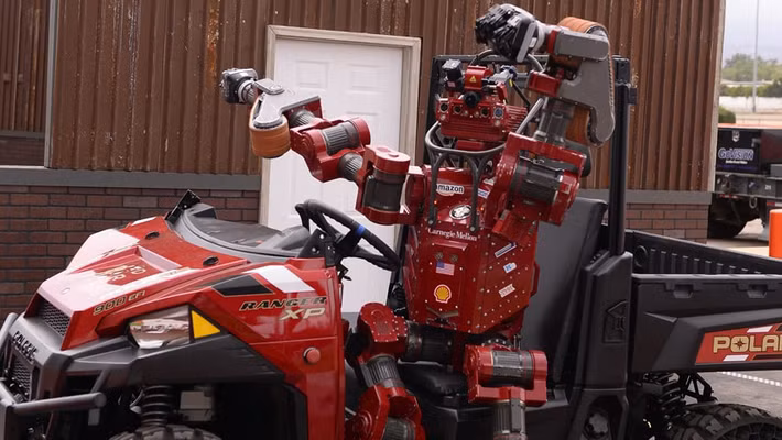 Là nghiên cứu của nhóm cứu hộ Tartan (đại học Carnegie Mellon), robot Chimp có hình dạng như con người. Robot cao 1,57 mét, nặng 182 kg. Với cánh tay linh hoạt, Chimp có thể dễ dàng cầm nắm đồ vật. Ảnh: Cmu.