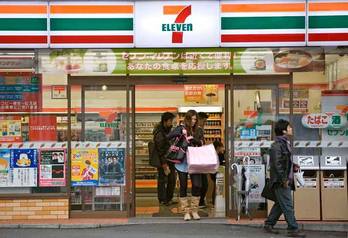 Cửa hàng 7-Eleven bắt đầu mở cửa suốt đêm từ năm 1962 nhằm phục vụ sinh viên theo dõi trận bóng đá của đại học Texas. Bắt kịp xu thế, 7-Eleven bắt đầu áp dụng giờ mở cửa 24/7 cho toàn bộ chuỗi cửa hàng. Ảnh: Japantimes.