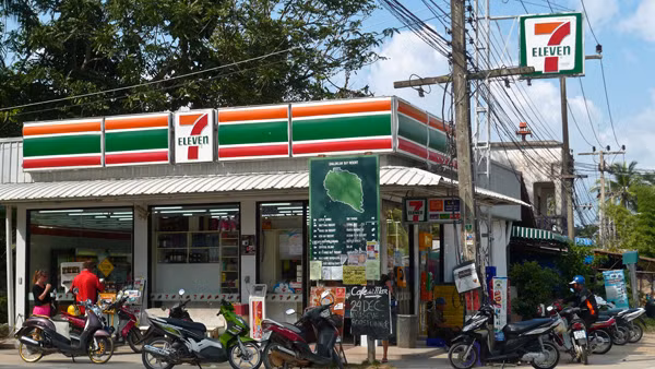 Năm 2007, 7-Eleven vượt qua McDonald trở thành chuỗi có số lượng cửa hàng nhiều nhất thế giới với khoảng 20.000 cửa hàng. Ảnh: Thaivisa.