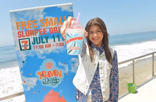 Slurpee là thức uống hoa quả phủ đá bào đặc trưng của 7-Eleven. Từ năm 2002, 7-Elevent quyết định tặng Slurpee miễn phí cho khách hàng dịp sinh nhật 7/11. Ảnh: Getty Images.