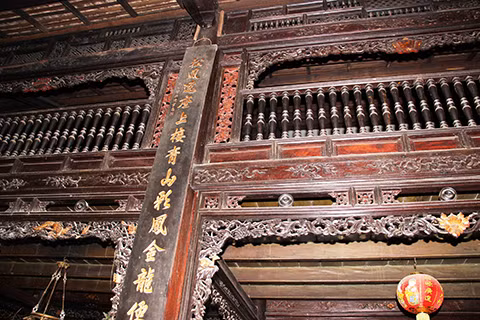 Nội thất được chạm khắc công phu, tinh xảo. Ảnh: Thethaovanhoa.