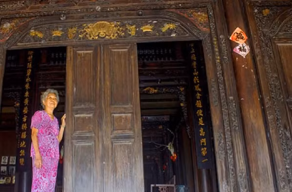 Cột, kèo, vách, gác lửng cho đến bàn thờ tổ tiên làm bằng các loại gỗ quý, chạm trổ tinh xảo. Ảnh: Tin Tức Thịnh Hành.