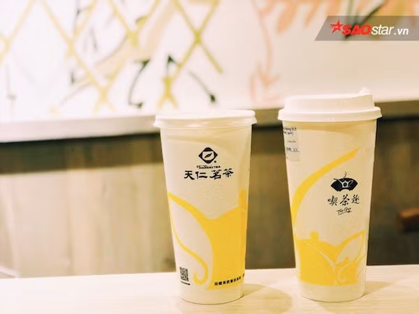 Còn về cream float, đây là kiểu bọt kem mềm mịn nhưng không sánh đặc. Tuy nhiên, về hương vị thì cream float chưa thực sự đáp ứng được vị béo mà thiên về hậu ngọt. Do đó nếu bạn không quen với vị ngọt thì hãy yêu cầu nhân viên gia giảm mức đường để cừa miệng nhé. Nhìn chung, các dòng trà sữa của Ten Ren đã đáp ứng được những tiêu chí về chất lượng, hương vị thanh mát và dịu nhẹ thoang thoảng hương sữa. Giá của các món nước ở đây dao động từ 38.000 - 58.000 đồng với hai kích thước ly M và L.