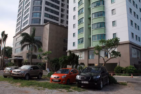 Chung cư 18 tầng 671 Hoàng Hoa Thám nằm trong khu Chung cư - Tổ hợp 671 Hoàng Hoa Thám - Hà Nội. Ngoài khối chung cư 18 tầng, Tổ hợp nhà ở 671 Hoàng Hoa Thám còn có khối văn phòng cao 21 tầng.