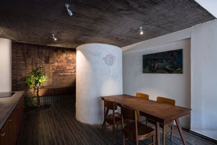 Một điểm nhấn nữa trong nhà là bức tường xếp ngói.