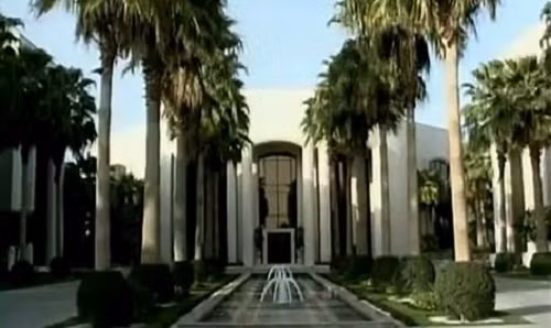 Dinh thự của Hoàng tử Alwaleed bin Talal có 420 phòng, bể bơi trong nhà, ngoài rời và sân tennis. Ảnh: Youtube.