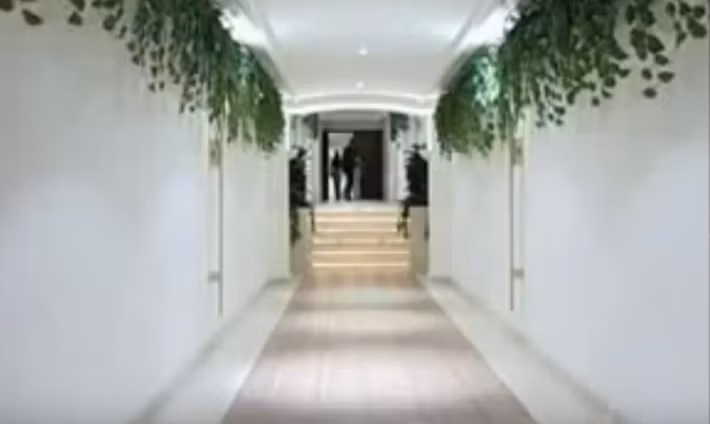 Toàn bộ lâu đài được ốp đá cẩm thạch. Ảnh: Youtube.