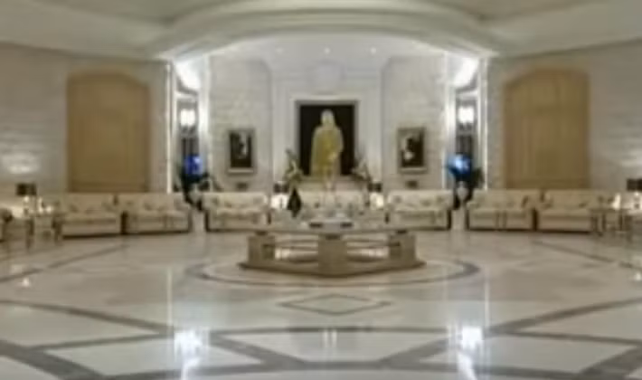 Phòng khách rộng thênh thang. Ảnh: Youtube.