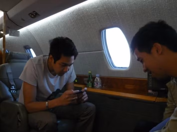Quý tử gia tộc Red Bull trên chiếc phi cơ riêng. Ảnh: Mogaznews.