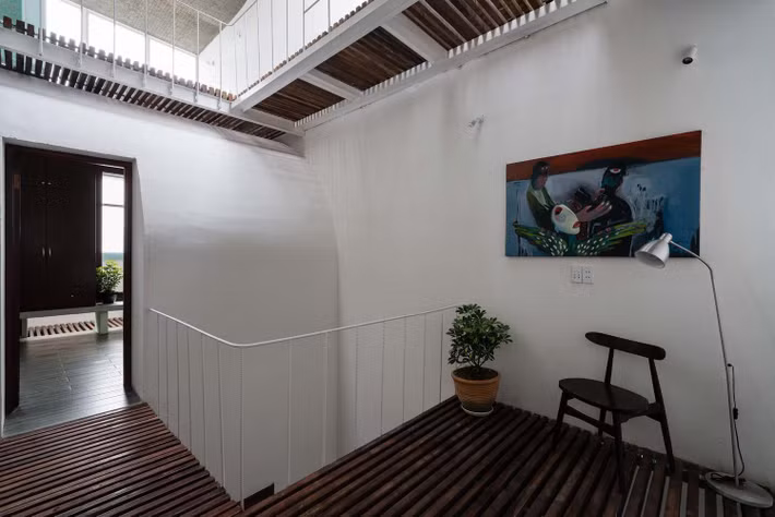 Hành lang tạo thành từ những thanh gỗ ghép lại với nhau.