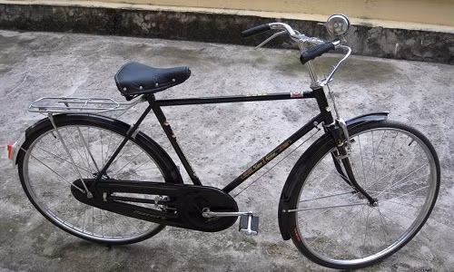 Nếu tính bằng thóc, một chiếc xe đạp Phượng Hoàng ngày đó bằng cả năm thu hoạch của nông dân. Ảnh: Blogspot.