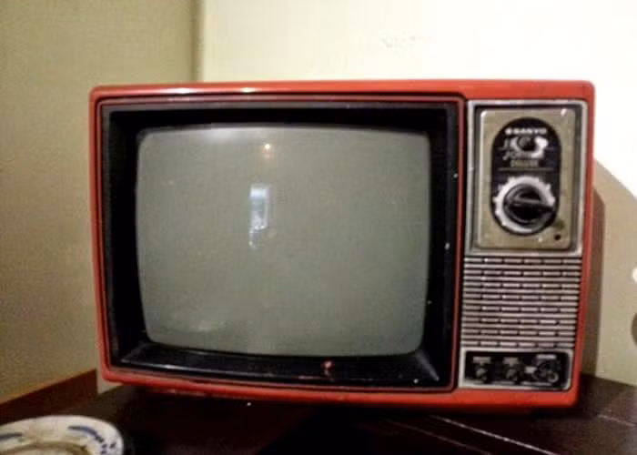 Cuối những năm 1980, chiếc ti vi đen trắng nhãn hiệu như Hitachi, Sharp...có giá tới 5-7 chỉ vàng. Và chỉ gia đình thuộc tầng lớp đại gia mới dám mua. Ảnh: Googleusercontent.