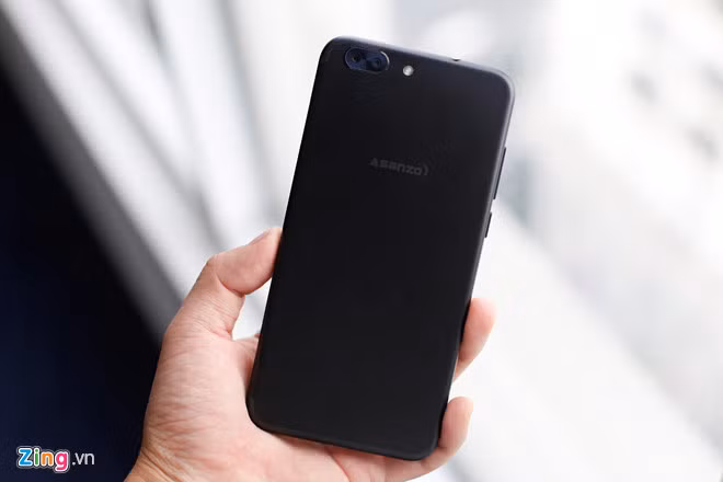 Asanzo Z5 (5 triệu): D ùng màn hình IPS 5,5 inch, độ phân giải HD. Máy cài sẵn Android 7.0, dùng chip MT6750T, RAM 4 GB, bộ nhớ trong 32 GB, pin 2.700 mAh. Máy có c amera trước 8 megapixel, hỗ trợ chụp hình selfie với chế độ làm đẹp tự nhiên (Beauty Mode). Camera kép 16 MP, cảm biến CMOS, hỗ trợ chống rung quang học, chụp ảnh xoá phông.