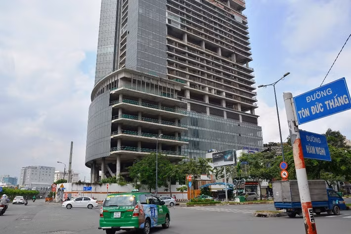 Tháng 11/2015, chủ đầu tư dự án cao ốc Saigon One Tower đã bị Cục Thuế TP.HCM thông báo phong tỏa hóa đơn vì nợ thuế quá hạn hơn 4,6 tỉ đồng. Ảnh: Vietnammoi.