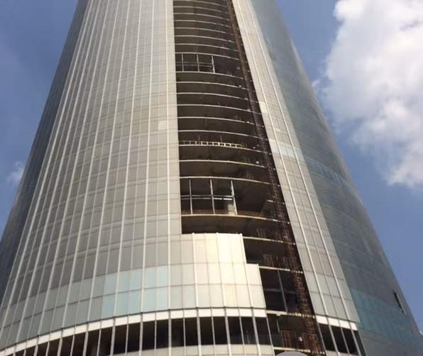 6 tầng khối đế làm trung tâm thương mại dịch vụ có diện tích 23.000 m2, khu văn phòng hạng A 34 tầng với diện tích 49.000 m2, còn lại là khu căn hộ 133 căn. Ảnh: Cafeland.