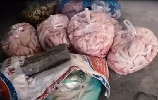 Chỉ vì lợi nhuận mà không ít người sản xuất giò chả đã sử dụng những nguyên liệu không đảm bảo, thậm chí cả hóa chất không được phép. Ảnh: ANTV.