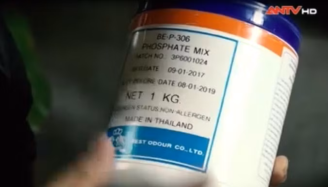 Theo các chuyên gia, đây là thứ bột trắng có nguồn gốc từ Thái Lan. Tuy nhiên, mỗi kg thịt chỉ được phép sử dụng 3g. Nếu sử dụng quá nhiều sẽ mất đi dưỡng chất vốn có và ảnh hưởng không tốt đến sức khỏe người dùng. Ảnh: ANTV.