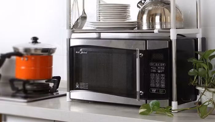 Lò vi sóng đặt gần hay dùng chung ổ cắm điện với các thiết bị điện tử khác như tủ lạnh, bếp điện...sẽ khiến nguồn điện trở nên quá tải. Từ đó dễ dẫn đến chập mạch hay cháy nổ, gây nguy hiểm cho gia đình. Ảnh: Internet.