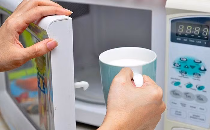 Trong quá trình hâm nóng bằng lò vi sóng, nhiều gia đình còn sử dụng vật đựng thủy tinh, gốm sứ chịu nhiệt có trang trí hoa văn, họa tiết bằng kim loại. Sơ suất nhỏ này dẫn đến các tia lửa điện sẽ sinh ra trong quá trình hoạt động, gây ra cháy nổ bên trong lò. Ảnh: Thegioididong.