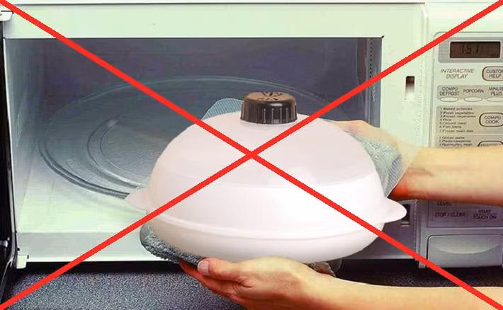 Trứng, hải sản có vỏ cứng như cua, sò, nghêu hay thức ăn đóng hộp còn nguyên nắp đều không được phép sử dụng trong lò vi sóng. Nhiệt độ tăng cao trong quá trình hâm nóng tạo nên áp suất lớn, dễ gây ra nổ. Ảnh: Dienmayxanh.