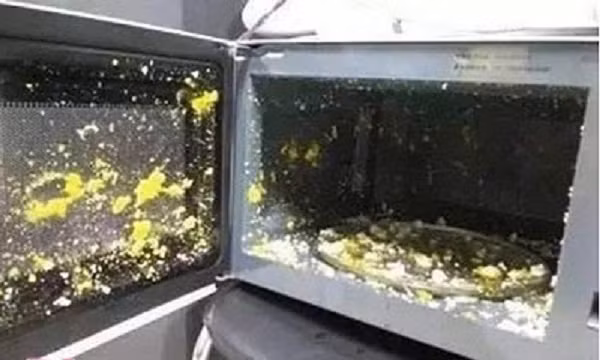 Việc sử dụng nhiều dầu mỡ cho những món quay rán cũng có thể là nguyên nhân gây cháy lò vi sóng. Khi chế biến thực phẩm quay rán nhiệt độ sẽ tăng, dầu mỡ bắn ra các phía rơi vào các bộ phận trong lò, dẫn đến cháy nổ. Ảnh: Vietnamnet.