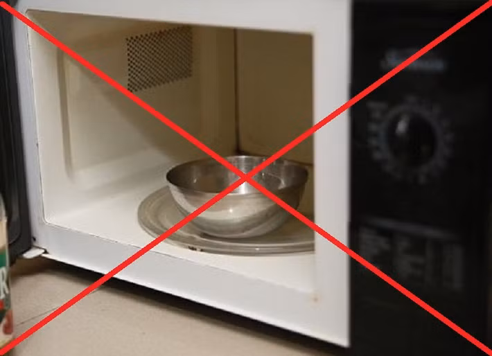 Đặt các vật bằng kim loại vào lò vi sóng là sai lầm lớn có thể gây ra các tia lửa điện dễ gây cháy nổ. Thay vì sử dụng các vật dụng kim loại, người dùng nên sử dụng thủy tinh, gốm ceramic hoặc sản phẩm từ nhựa, giấy sử dụng được trong lò vi sóng. Ảnh: Dienmayxanh.