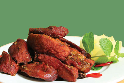 Cách làm thịt lợn khô gác bếp không phức tạp nhưng rất cần kinh nghiệm và sự khéo léo để làm ra loại thịt khô có chất lượng tốt nhất. Thịt lợn khô có thể làm bằng nhiều cách nhưng chỉ có cách truyền thống của người Thái là cho ra loại thị với hương vị tuyệt vời nhất. Ảnh: Internet.