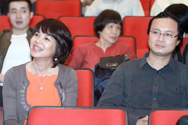 Chỉ đến khi MC Diễm Quỳnh bất ngờ được chồng thác tùng trong một sự kiện lớn báo chí mới biết mặt người bạn đời của cô. Chồng MC Diễm Quỳnh hơn cô 4 tuổi và là một kiến trúc sư.