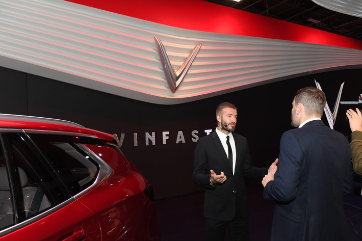 David Beckham hào hứng chia sẻ cùng các khách mời khác tại buổi lễ. Tận mắt thấy 2 mẫu xe VinFast, nam tài tử đã phải thốt lên: “Xe quá đẹp và đẳng cấp”.