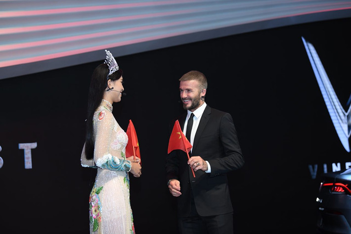Hoa hậu Việt Nam 2018 Tiểu Vy nói lời cảm ơn sự có mặt của David Beckham và tặng cựu danh thủ người Anh món quà lưu niệm là lá cờ Việt Nam.