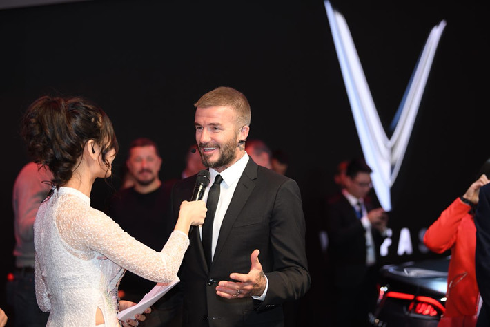 Chia sẻ tại lễ ra mắt, David Beckham bày tỏ sự thán phục trước sự phát triển thần tốc của VinFast: “Thật khó tin là trong thời gian ngắn như vậy mà các bạn có thể cho ra đời những chiếc xe tuyệt vời. Tôi đã tới Việt Nam rất nhiều lần. Tôi nhận thấy được niềm đam mê và lòng tự tôn dân tộc của Việt Nam. Tôi cho rằng đây là một cách thể hiện sự sáng tạo và niềm tự hào Việt Nam”.