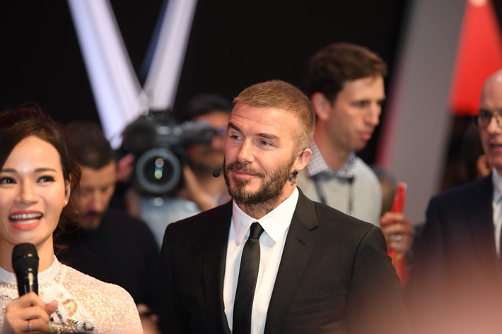 Thông tin cựu danh thủ David Beckham là khách mời đặc biệt tại buổi lễ ra mắt xe VinFast tại Paris Motor Show 2018 ngày 02/10 được giữ kín cho đến phút chót. Anh xuất hiện tại sự kiện trong bộ vest đen vô cùng lịch lãm, thu hút sự chú ý của truyền thông cả trong nước và quốc tế.