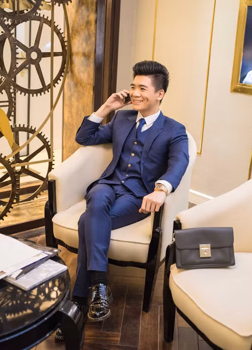 Mặc dù bố sở hữu tài sản trị giá hàng nghìn tỷ đồng tại Ngân hàng SHB và tập đoàn T&amp;T, nhưng Vinh hàng ngày vẫn sử dụng xe máy làm phương tiện đi lại. Đặc biệt, người thừa kế của ông chủ SHB lại không nắm giữ một cổ phần nào trong các công ty mà cha mình làm chủ. Ảnh: Ngôi sao.