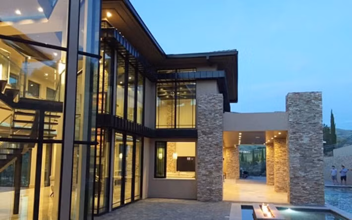 Cận cảnh căn biệt thự làm bằng kính long lanh.