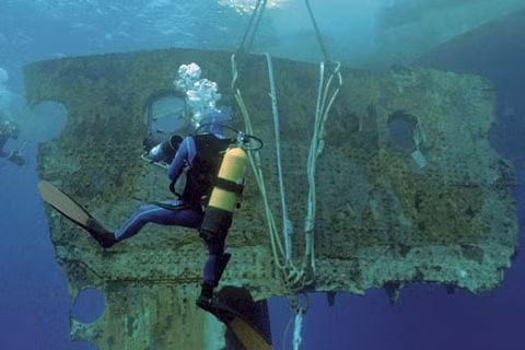 Đầu năm nay, nhà triển lãm nổi tiếng Premier Exhibitions đang lên kế hoạch đấu giá hơn 5.000 cổ vật được trục vớt từ con tàu huyền thoại này. Mặc dù đã cũ và phần nào bị nước biển ăn mòn nhưng các cổ vật này thường có giá rất cao. Đầu năm 2017, một chiếc áo lông vũ giả của người hầu gái trên khoang hạng nhất đã được bán với giá 235.000 USD ở Anh, thậm chí, những thứ nhỏ nhất như một mẩu bánh quy từ thuyền cứu hộ cũng có giá lên tới 23.000 USD.