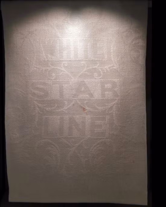 Một chiếc khăn lau tay.