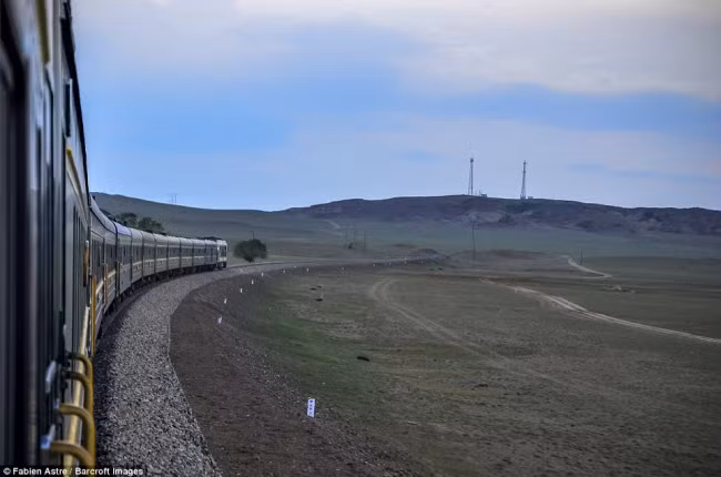 Đoàn tàu gồm 11 tòa chạy qua vùng thảo nguyên rộng lớn ở Mông Cổ.