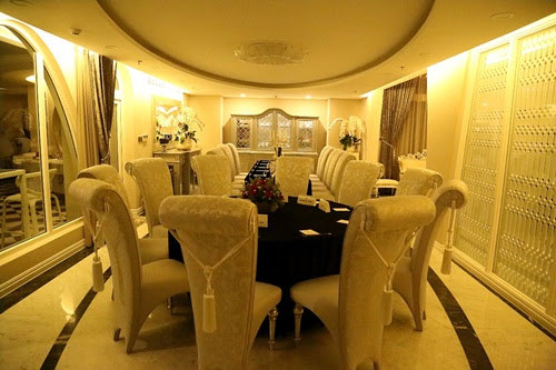 Việc sử dụng gam màu trắng chủ đạo kết hợp với ánh sáng vàng khiến cho không gian trở nên ấm cúng nhưng không kém phần sang trọng. Phòng ăn được Hoa hậu trang trí hết sức tinh tế.