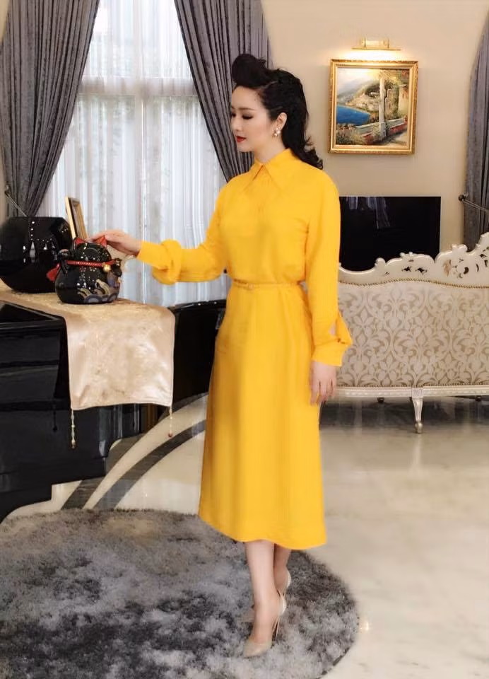 Hoa hậu Giáng My cũng rất chịu chi cho việc mua sắm những phụ kiện trang trí cho căn biệt thư. Chiến đàn piano đặt ở vị trí rất trang trọng, thường xuyên được góp mặt trong những bức hình Giáng My chụp tại nhá.